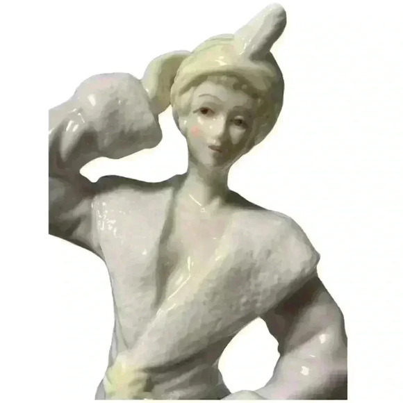 Pretty porcelain lady statuette - Picture 5 of 8